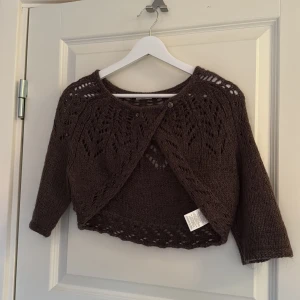 Brun stickad bolero  - Säljer världens sötaste bolero från southblue🥹🥹💞🤩 så himla fin! Brun och sitter perfekt!