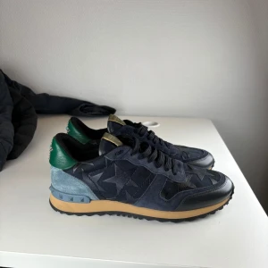 Valentino rockrunner - Valentino rockrunner, storlek 40, skick 9/10, pris 2999kr. Hör gärna av dig vid frågor eller funderingar.