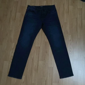 Svarta jeans från Jack & Jones - Säljer nu dessa jeans då jag inte längre använder dem. Pris kan diskuteras.