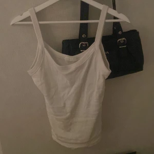 Vit ribbad linnetopp från Gina Tricot - Säljer en vit ribbad linnetopp från Gina Tricot. Perfekt för sommardagar med sin enkla och stilrena design. Linnet har smala axelband och en bekväm passform.