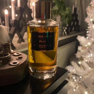 Mancera tonka cola - Elegant parfym från Mancera med en rik och djup doftprofil. Flaskan är genomskinlig med en gyllene vätska och har en svart etikett med guldtext. Korken är också i guld, vilket ger en lyxig känsla. Perfekt för den som söker en unik och sofistikerad doft. 118/120ml, kan även bytas mot annat. Full presentation finns.
