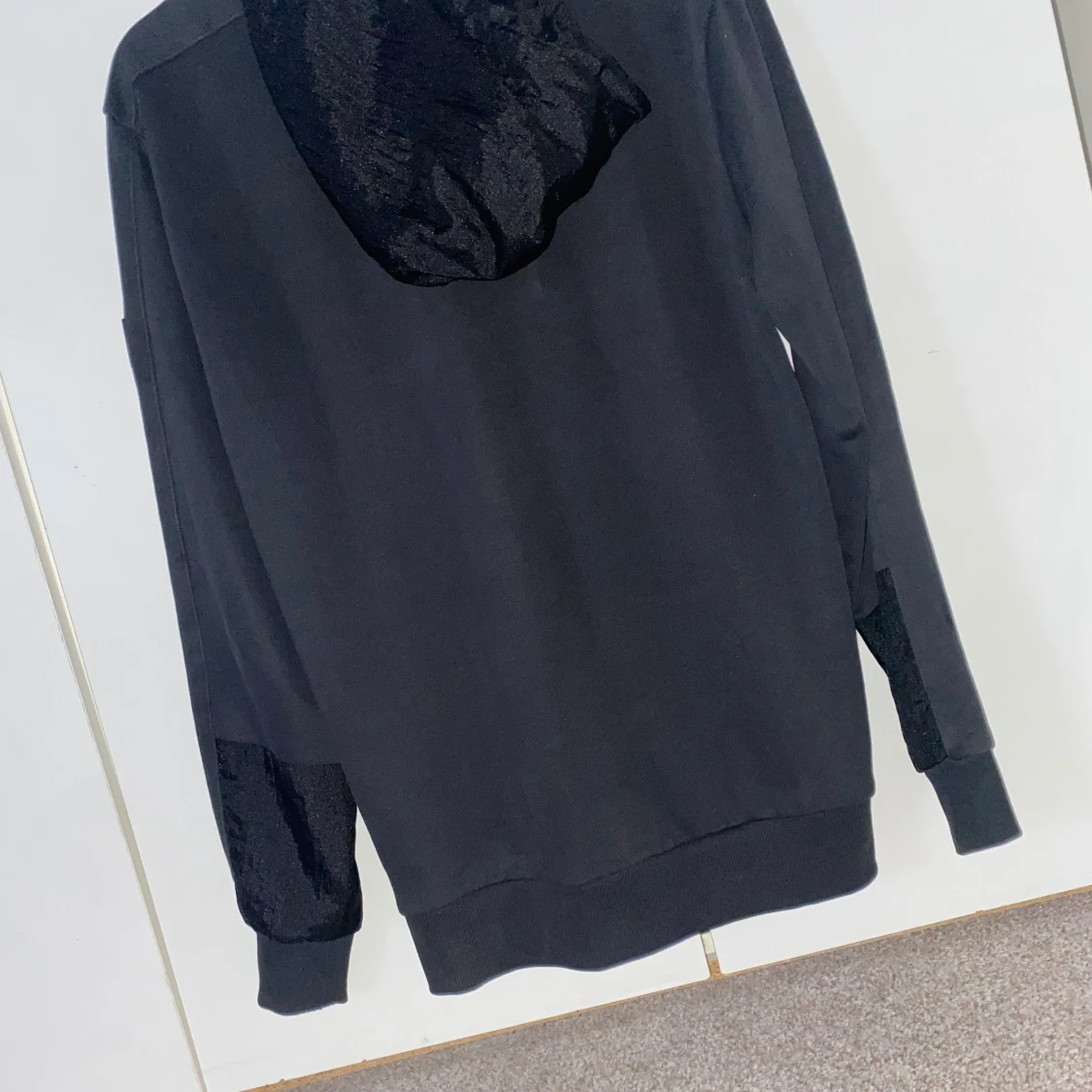 Svart hoodie med dragkedja - 1