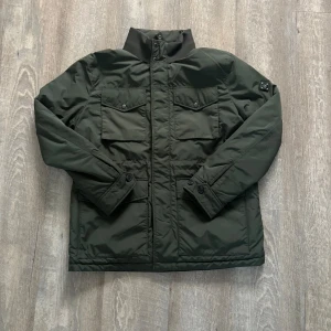  J.Lindeberg jacka - Säljer en snygg grön jacka från J.Lindeberg i storlek L. Jackan har en stilren design med dragkedja och knappar framtill samt två bröstfickor. Fodrad så perfekt till höst och vinter. Nypris ligger på 3800. Kan också gör trade för skor. Hör av dig vid frågor .