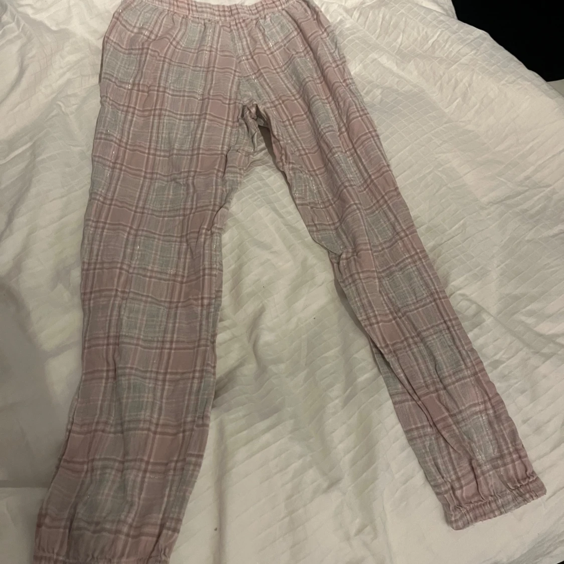 Rutig pyjamasbyxa från KappAhl - 90