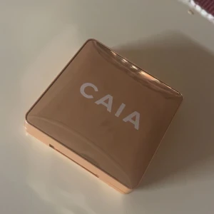 Highlighter från CAIA - Jättefin highlighter från Caia i färgen saint tropez. Highlightern är endast testad på armen så ungefär helt ny. Säljer då de blev fel färg för mig🩷nypris 395kr. Säljer inte under 199kr