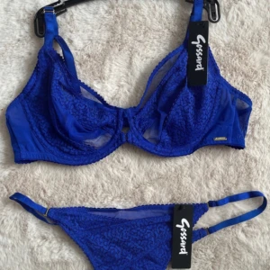Blå spets- bh set från Gossard - Snygg blå bh set från Gossard'. Den har vackra spetsdetaljer och justerbara axelband. Färgen är en elektrisk blå. Alldrig använd   Bh storlek 38C trosor M