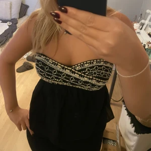 Topp med pärlor  - Finaste toppen med pärlor på från Zara, säljer då den är lite för liten på mig, använd ungefär 2 gånger så i nyskick!!💗💗