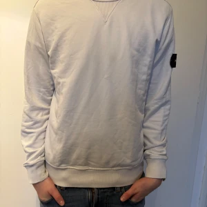 Stone Island crewneck - Sjukt fet crewneck från Stone Island i rätt bra skick. Den är lite sliten nere vid handleden, se bilden, men utöver det är skicket bra. Killen på bilden är 185 cm och väger 72 kg. 