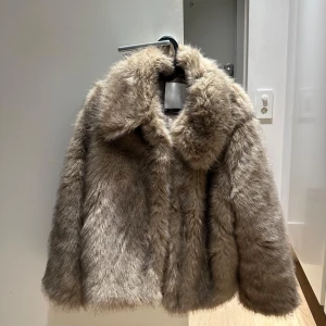 Pälsjacka från Vero Moda - Pälsjacka i färgen Silver Mink från Vero Moda. Som ny! Endast testad, aldrig använd!