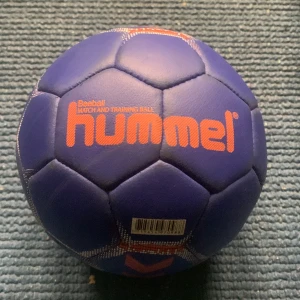 Lila handboll från Hummel - Säljer en blå handboll från Hummel, perfekt för både match och träning. Bollen har en snygg design med orange detaljer och är tillverkad i slitstarkt material. Passar utmärkt för både inomhus- och utomhusspel. Köp den nu och förbättra ditt spel!
