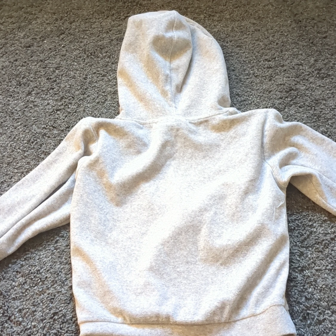 Grå hoodie från Gina Tricot - 90