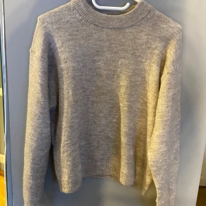 Grå stickad tröja  - Stickad tröja från H&M som jag aldrig använt!🤍är i superbra skick