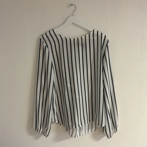 Randig bluse  - Storlek xl med knyte i ryggen, lite genomskinlig och lappen har gått av på ena sidan 💕