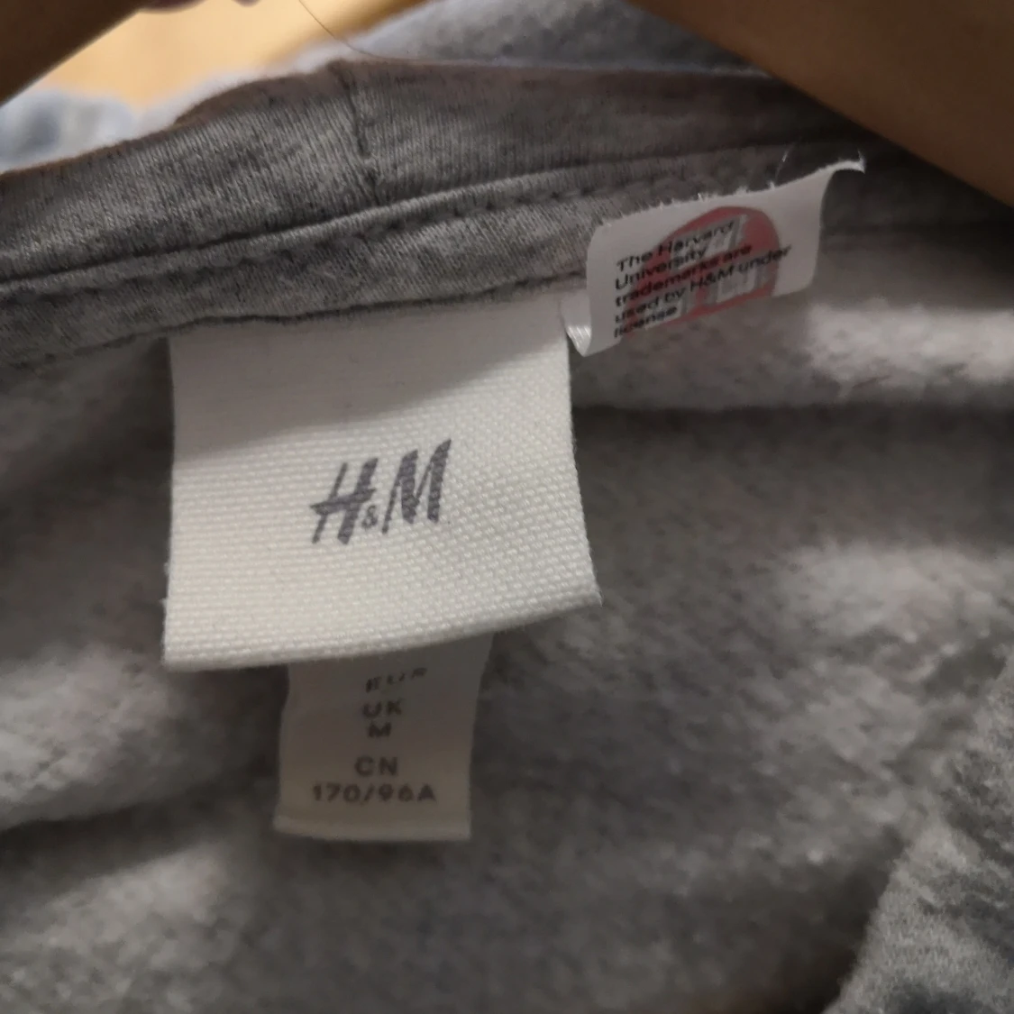 Grå hoodie från H&M med Harvard-tryck - 91