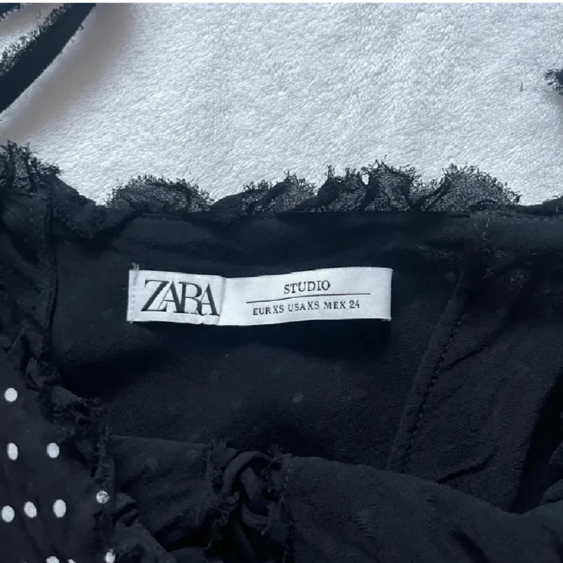 Svart prickig topp från Zara - 91