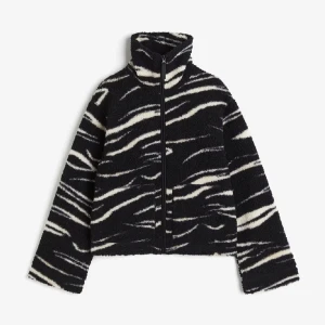 Zebra jacka - Säljer den här svin snygga zebra jackan från hm, knappt använd. Skriv om ni har fler frågor😊