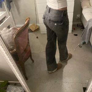 Grå jeansbyxor - 90,s bootcut jeans från lager 157. Säljer pga att jag har flera liknande jeans. 