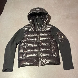Svart cardigan från Moncler - Säljer denna snygga moncler cardigan för att den är för stor för mig det är XL men passar till mindre storlekar. Priset är inte fastspikat så tveka inte att höra av dig vid minsta fråga osv…