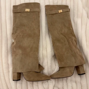 Knähöga stövlar - Säljer mina fina stövlar då de inte kommer till användning 💕Köpte på Raglady 2024. 