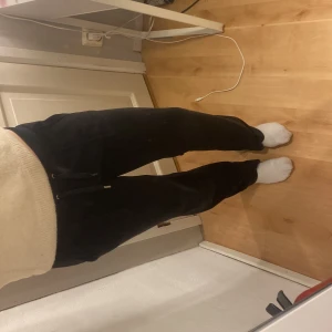 Svarta mjukisbyxor från Juicy Couture - Säljer ett par svarta mjukisbyxor från Juicy Couture i storlek S. Skriv för fler bilder 