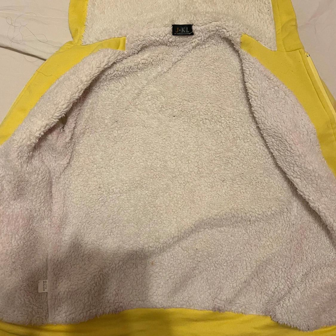 Gul hoodie med text - 91