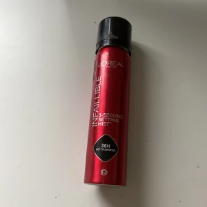 L'Oréal Paris Infallible Setting Mist - Säljer en L'Oréal Paris Infallible 3-Second Setting Mist i en röd flaska. Denna face mist lovar 36 timmars hållbarhet utan att smeta av sig. Perfekt för att fixera sminket hela dagen.använt 2-3 gånger så nästan helt ny