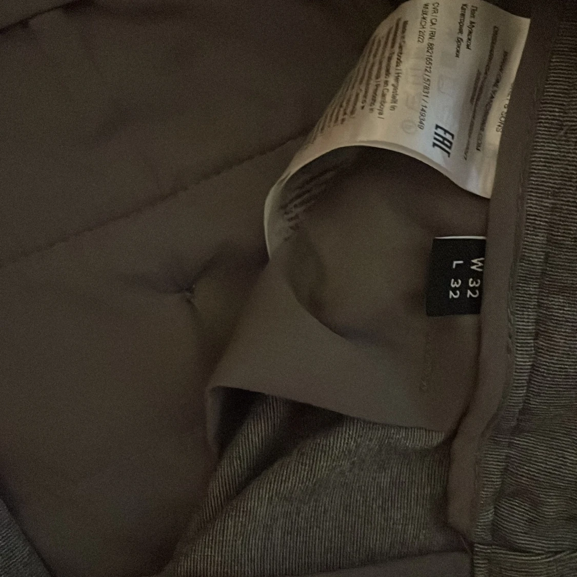 Svarta mjukis kostymbyxor, grå och blåa mjuka kostymbyxor. - 92