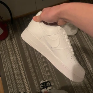 Vita Nike Air Force sneakers - Säljer ett par klassiska vita Nike Air Force sneakers. Köptes när jag va i nord Makedonien vid eastgate mall vid en Nike affär under sommaren för ungefär 1400 kronor. Säljer dem för att dem fortfarande passar inte. Storlek 41. Har tyvärr inte kvittot längre!!