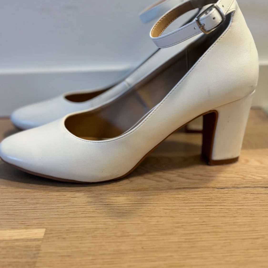 Vita pumps med rem - 91