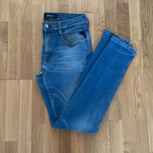 Replay jeans  - Snygga blå jeans från Replay✅🔥 nypris ligger på ca 2000 kr✅ men mitt ändas 449 ✅🔥skick 8/10 🔥(PRISET GÅR ATT DISKUTERAS)✅🔥🔥