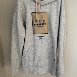 Grå hoodie från Burberry - Säljer en unik och väldigt snygg hoodie från burberry. Tröjan är i storleken L men passar även än som har M.  Tröjan är inte alls använd många gånger Passar perfekt nu när det börjar bli lite kallare. Det är bara att skriva vid minsta lilla fråga eller fundering, priset kan sänkas vid snabb affär  💫