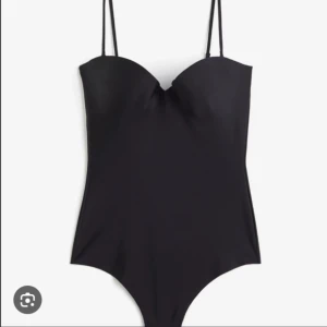 Trendig HM body - Elegant svart body med smala axelband och formad byst