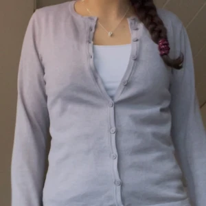 Ljuslila kofta - Säljer en jättefin ljuslila kofta från saint tropez. Det verkar som att färgen inte längre säljs. Koftan är i nyskick! Andra bilden är lånad 💕