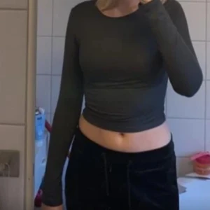 mörkgrå kroppad tröja - I storlek S säljer för 90kr tröjan sätter sig fint runt midjan och är väldigt stretchig. 