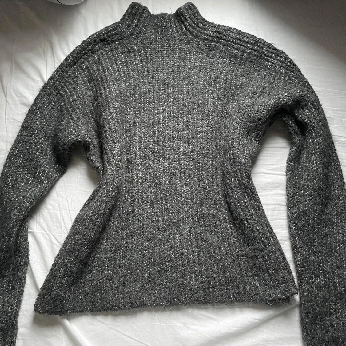 Grå stickad polotröja från NA-KD