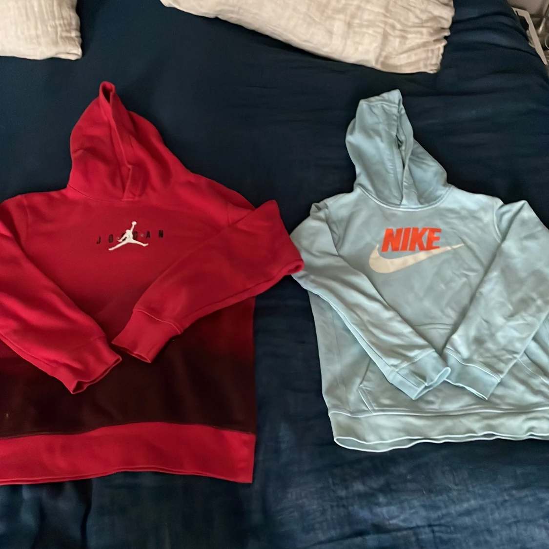 Röd Jordan hoodie och blå Nike hoodie