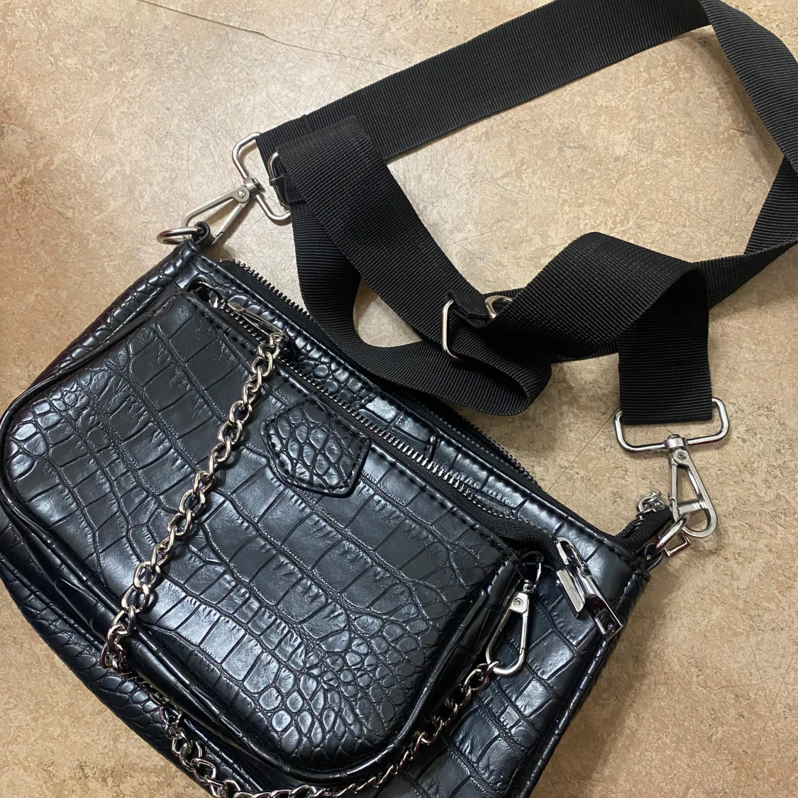 Svart axelväska med kedjedetalj