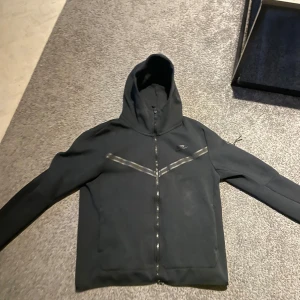 Nike tech fleece svart - Storlek M, inga märken osv