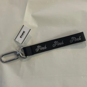 nyckelring 🖤 - helt ny jättefin nyckelring från victoria’s secret PINK. ok att köpa direkt 🖤