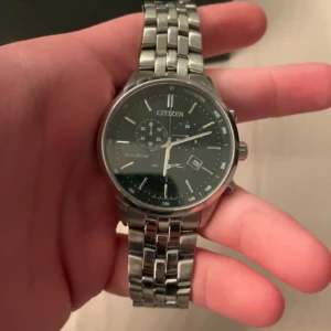 Citizen ECO - Drive Klocka - En Citizen klocka i ny skick! Ser knappt använd ut, säljer då den ej använda längre. Urtavlan är 42mm men kan ha fel! Klockan kostar 3695kr nypris! Allt ingår som box och extra länkar, hör av er vid funderingar eller frågor // restock