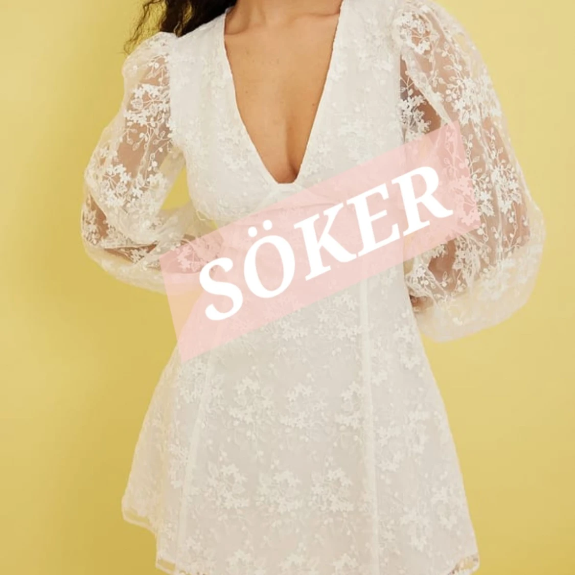 Vit spetsklänning med puffärmar NAKD