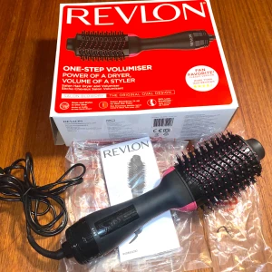 Revlon värmeborste  - Revlon värmeborste i använt skick som fungerar som den ska. Sparsamt använd och säljs för den sällan kommit till användning💕 Kolla gärna mina andra annonser för samfrakt!