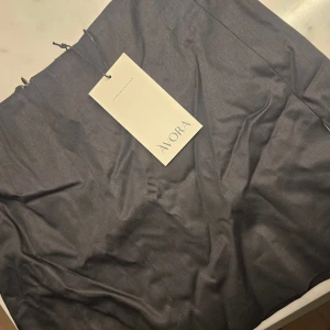Svart kjol från Avora - Snygg svart kjol från Avora i en klassisk design. Perfekt för att matcha med olika toppar och accessoarer. Ett mångsidigt plagg för garderoben. Endast provad och lapp sitter kvar. Skrynklig pga att den legat i orginalförpackning hela tiden och aldrig använd.