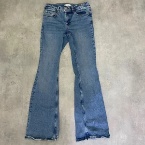 Blå bootcut jeans - Snygga blå bootcut jeans från gina tricot, lågmidjade och bra skick!