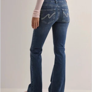 Nelly jeans - Lågmidjade bootcut jeans från Nelly. Säljer då de är för små för mig. Endast testad 💕Perfekt i längden på mig som är 170cm lång 💖