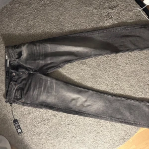 Gråa jeans från Replay - Snygga grå jeans från Replay, modell Grover. De har en straight passform och är tillverkade i komfortabel denim. | Har endast provat på dem en gång och de passade inte mig just därför jag säljer dem! | Stl - 29/32. HELT NYA FRÅN FÖRPACKNINGEN! NYPRIS: 1995 kr