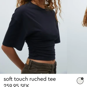 Svart t-shirt med rynkdetaljer - Säljer denna toppen från Gina som jag precis köpt! Säljer för jag köpte fel storlek, så endast testad🖤 en mjuk svart t-shirt med rynkdetaljer på sidorna. T-shirten har korta ärmar och en figurnära passform som ger en stilren look. Perfekt för en avslappnad stil.
