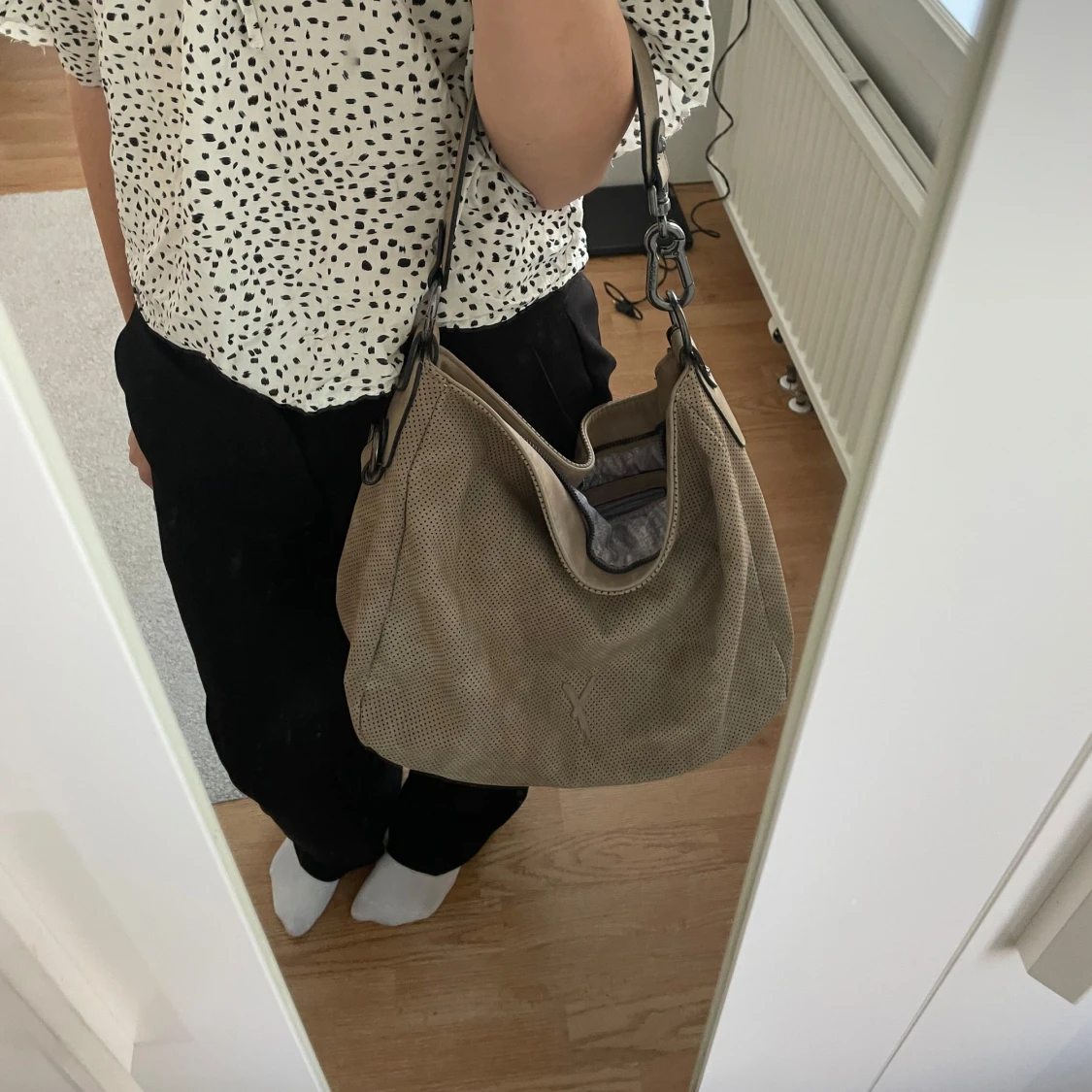 Beige axelväska med fransar - 1