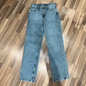 Baggy Blå jeans med rak passform - Snygga blå jeans med rak passform som har en baggy modell. Perfekta för en avslappnad stil. Dom är aldrig använda då dom var för stora för mig. Dom är i storlek 40. 
