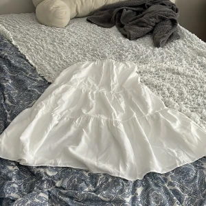 Vit kjol med volanger - Säljer en vit lång kjol. Säljer då jag tycker att den är lite för kort på mig och gillar inte materialet❤️